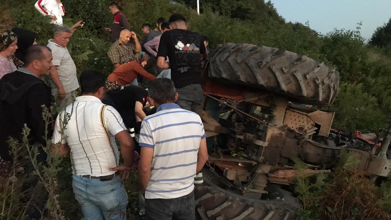 Düzce'de devrilen traktördeki 2 kişi yaralandı