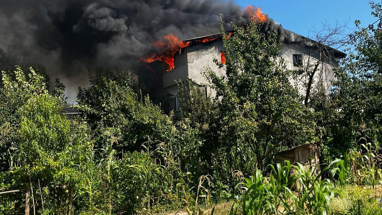 Araç'ta korkutan yangın: Binanın üst katı ve odunluk kullanılamaz hale geldi