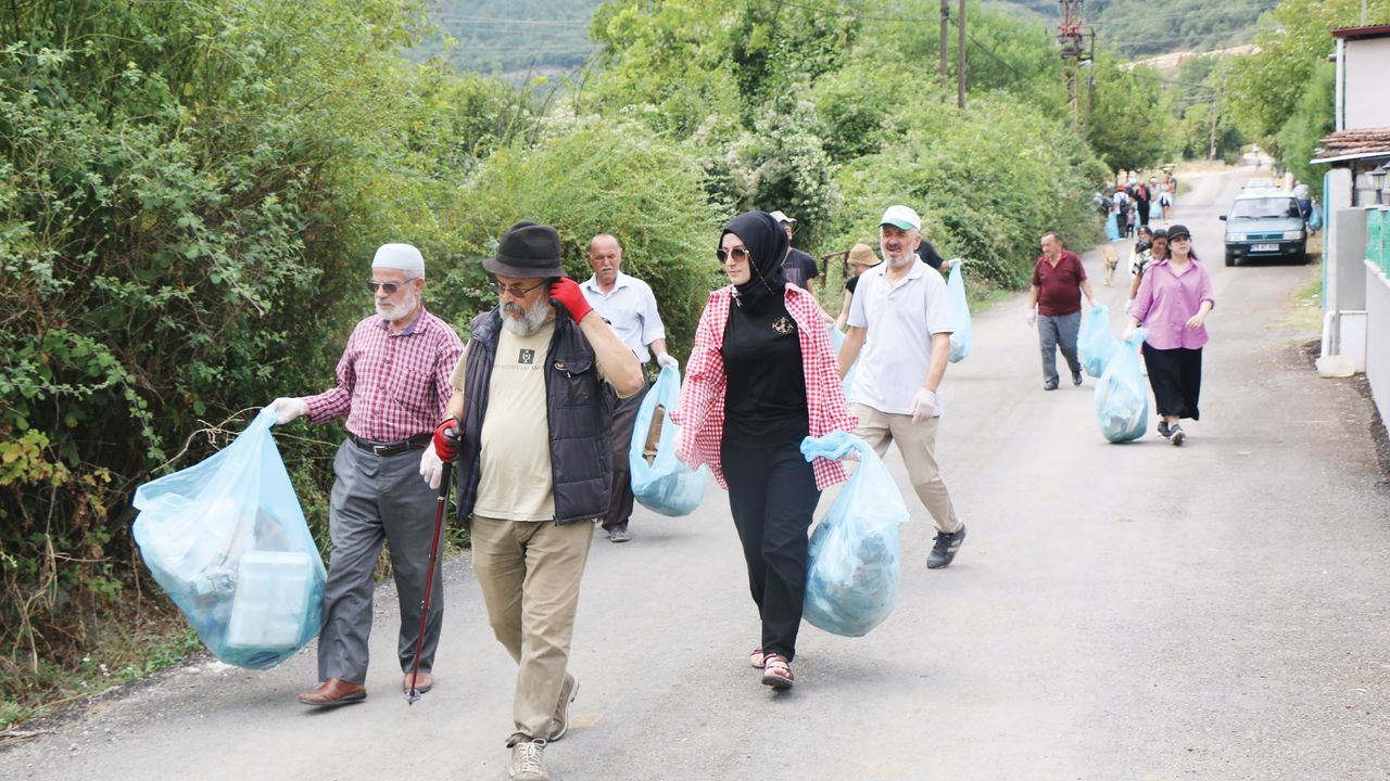 Akademisyenler köy sakinleriyle çöp topladı