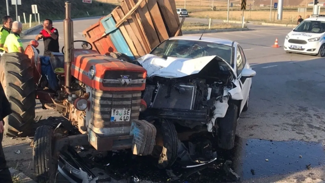 Traktörle otomobil çarpıştı: 5 yaralı