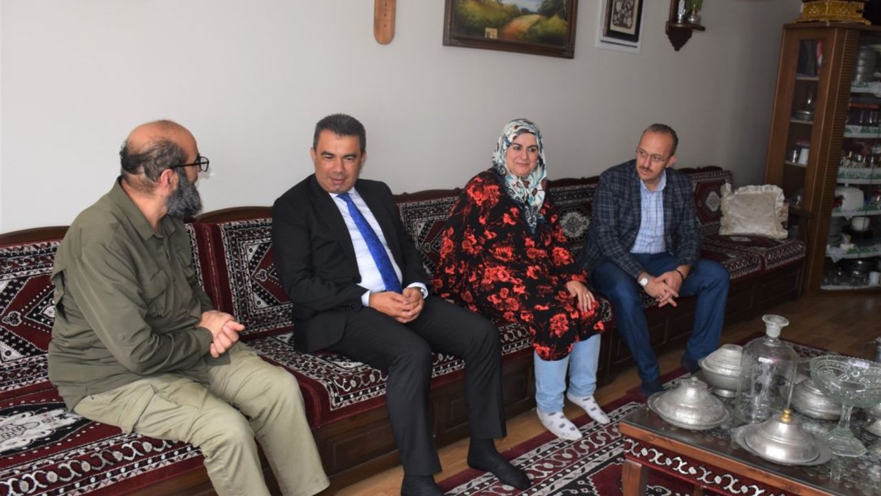 İl Millî Eğitim Müdürü Gümüş, Şehit Kapucuoğlu'nun ailesini ziyaret etti
