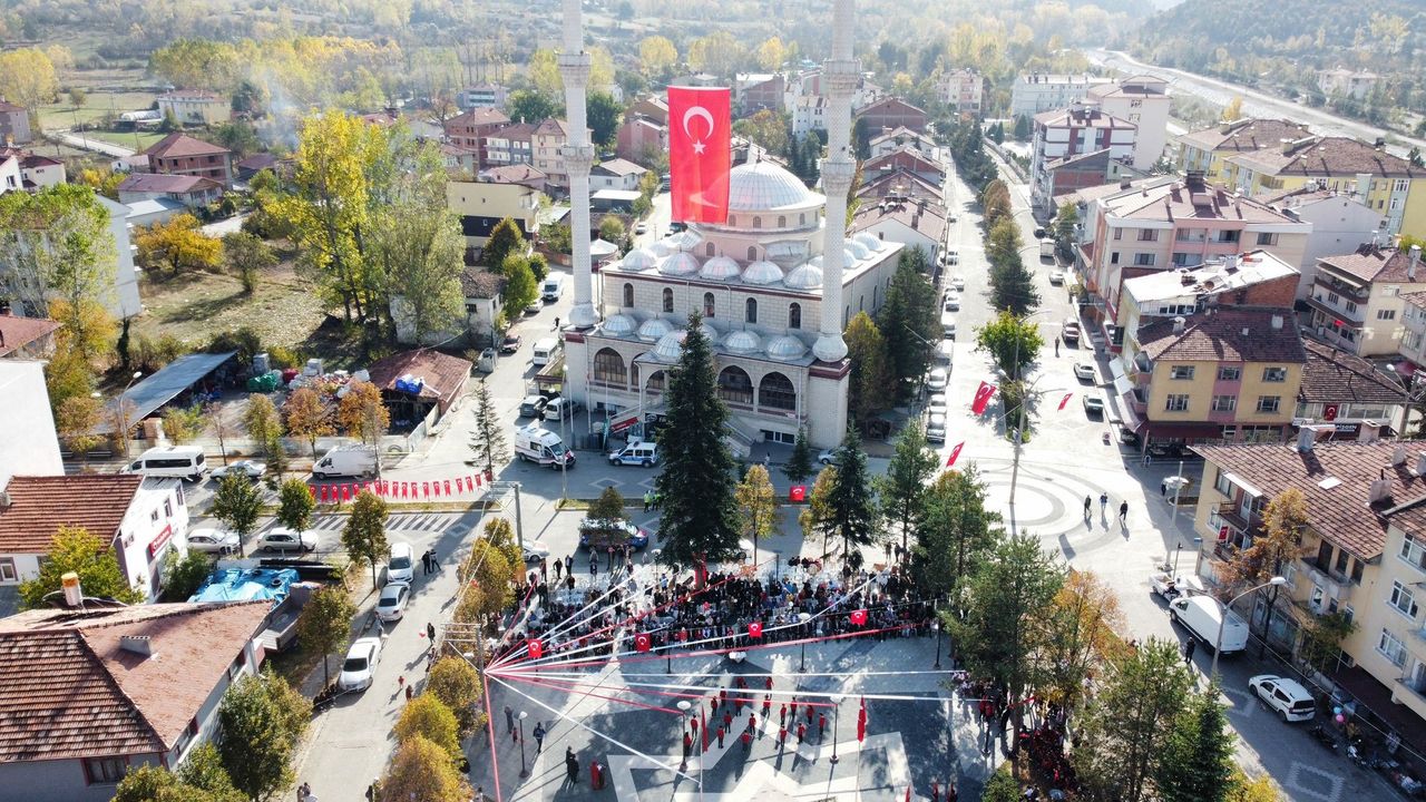 İki minare arasına dev Türk bayrağı asıldı