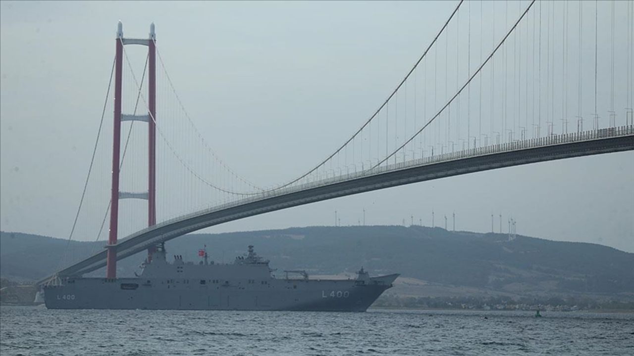 Milli Gurur TCG Anadolu gemisi Çanakkale Boğazı'ndan geçti