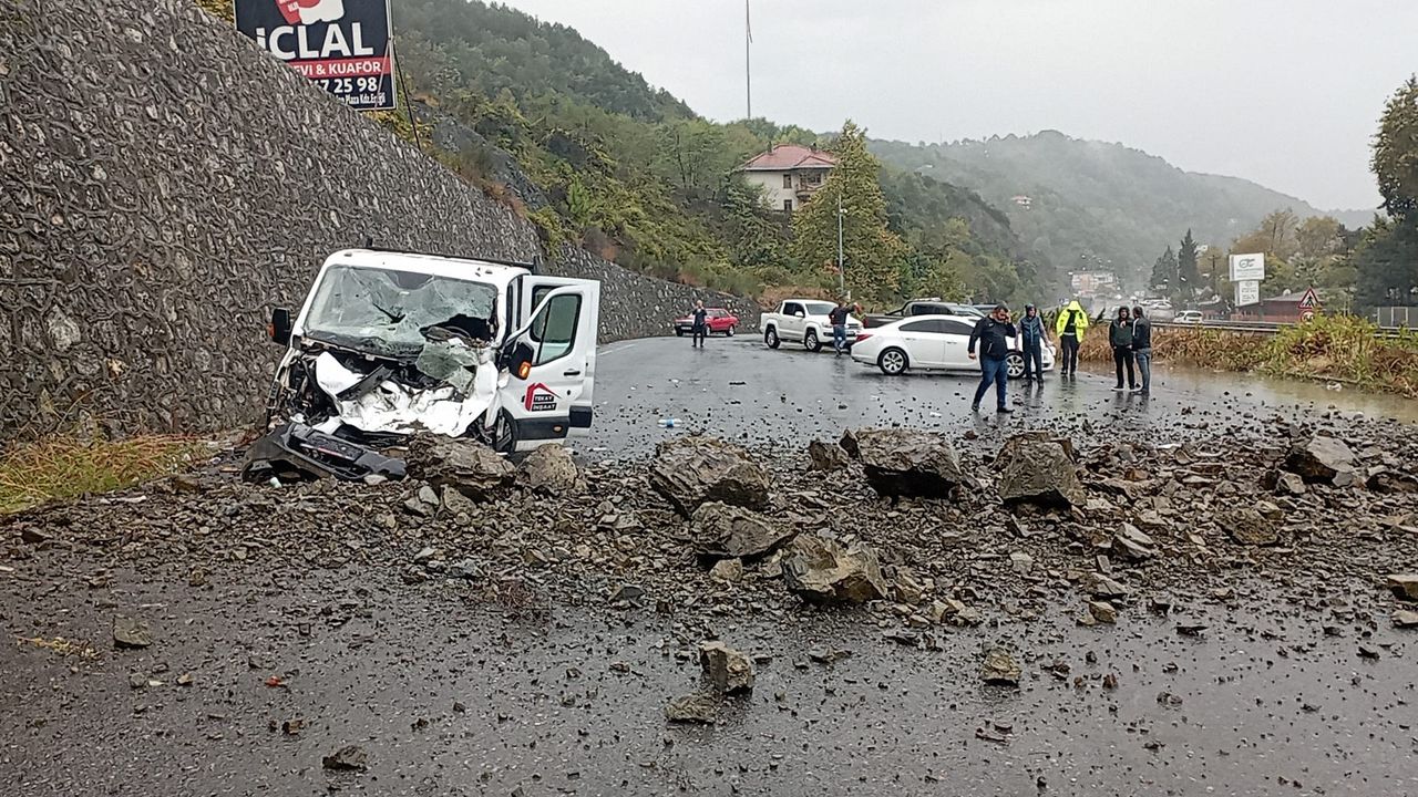 Zonguldak'ta heyelan: Yamaçtan düşen kayalar kamyonete isabet etti