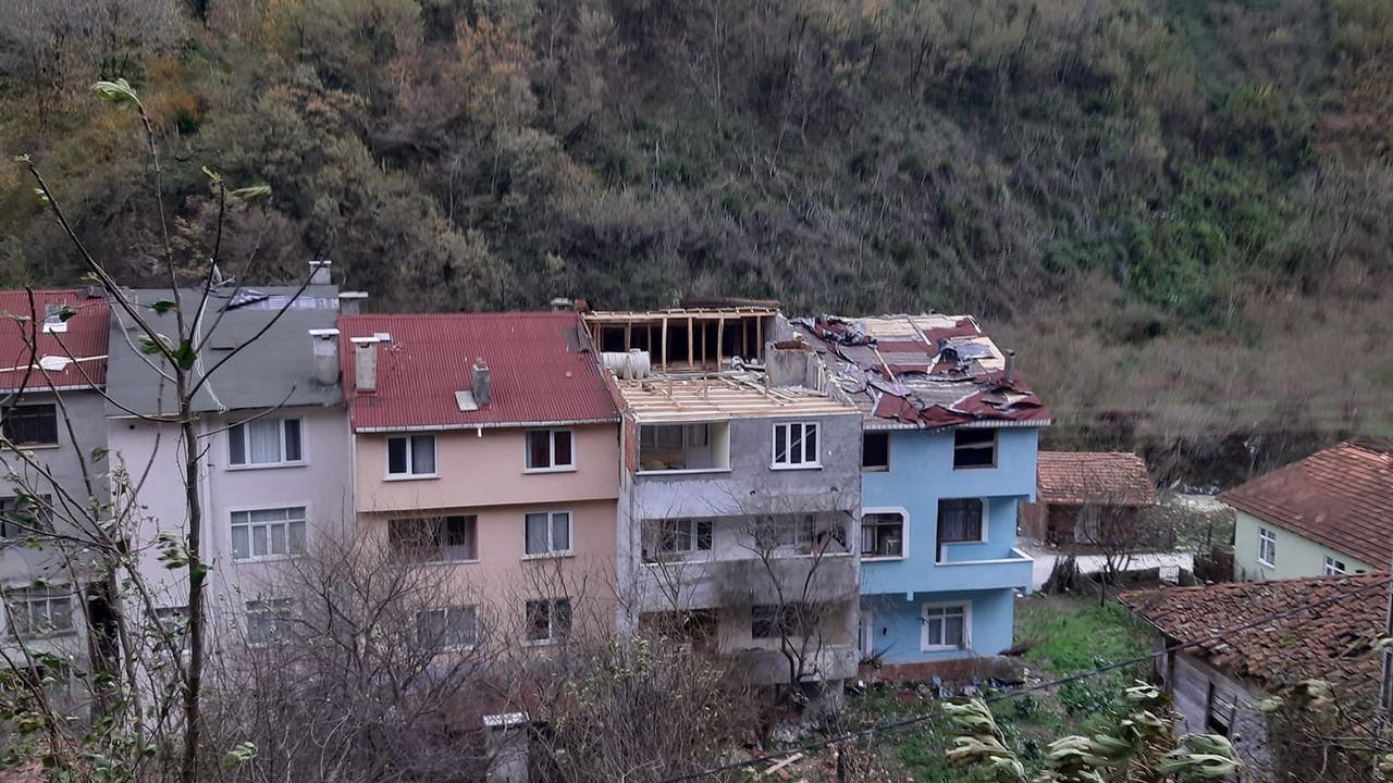 Cide'nin o köyünde fırtına çatıları uçurdu - Kastamonu İstiklal
