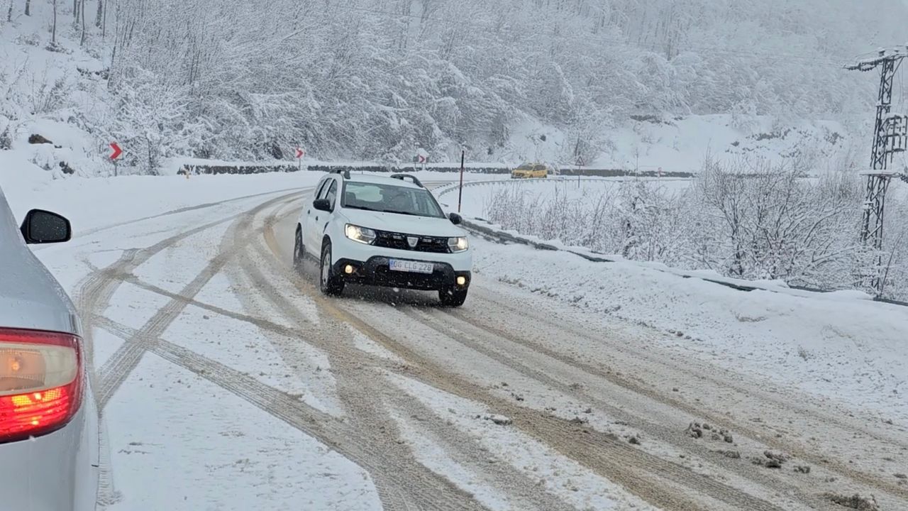 Kastamonu'da yüksek kesimlerde kar yağışı etkili oluyor