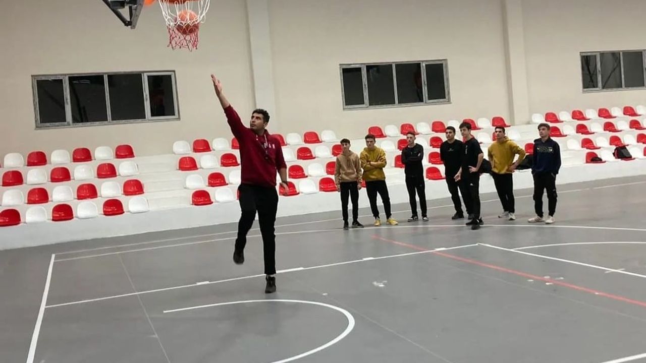 Emniyet amirinden öğrencilere basketbol kursu