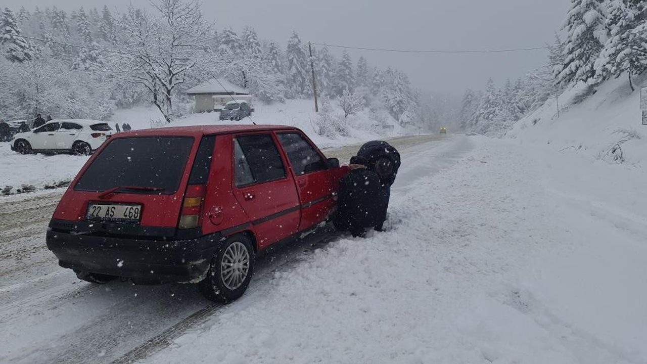 Komşuda etkili olan kar yağışı sürücülere zor anlar yaşattı   