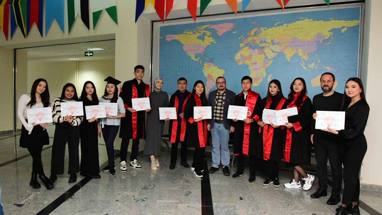KÜ’de uluslararası değişim öğrencileri sertifikalarını aldı