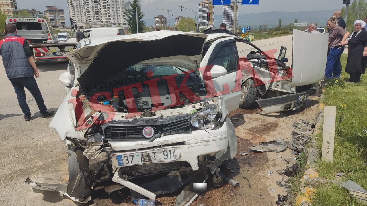 Tosya yolunda can pazarı: 8 yaralı