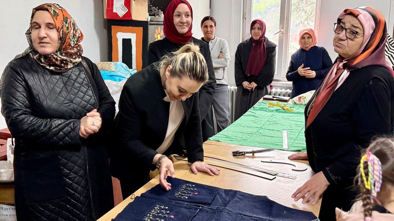 Serap Ekmekci İnebolu’da kursiyerlerin emeğine ortak oldu