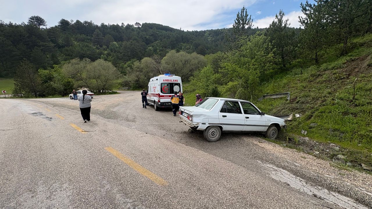 Kastamonu'da yoldan çıkan otomobil yamaca çarptı: 2 yaralı
