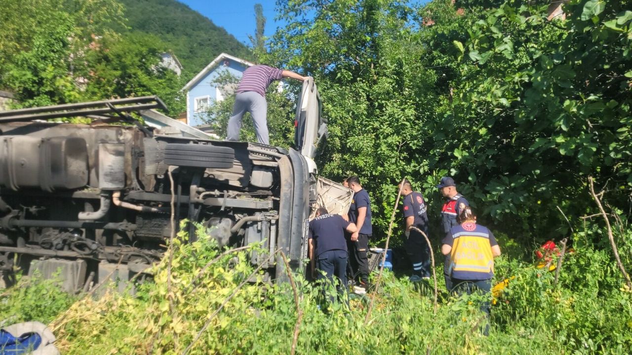 Kastamonu'da freni boşalan kamyon devrildi, sürücü sıkıştı!