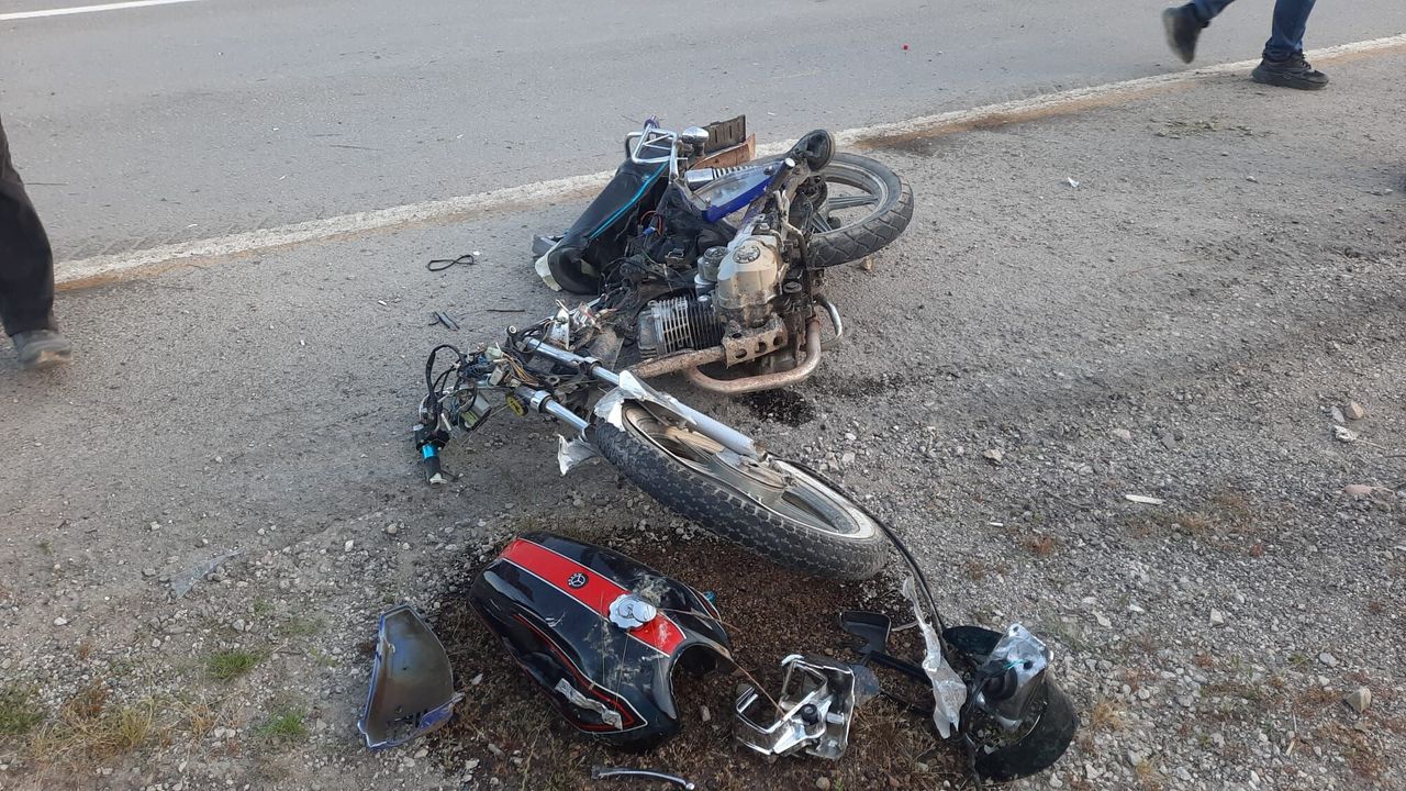 Cide'de motosiklet kazası: 2 genç yaralandı