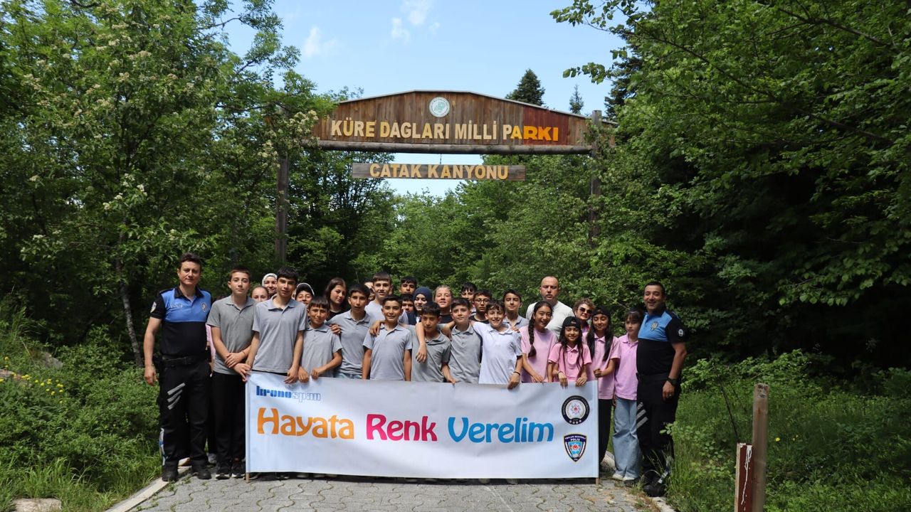 Polis ve öğrenciler doğa için bir arada
