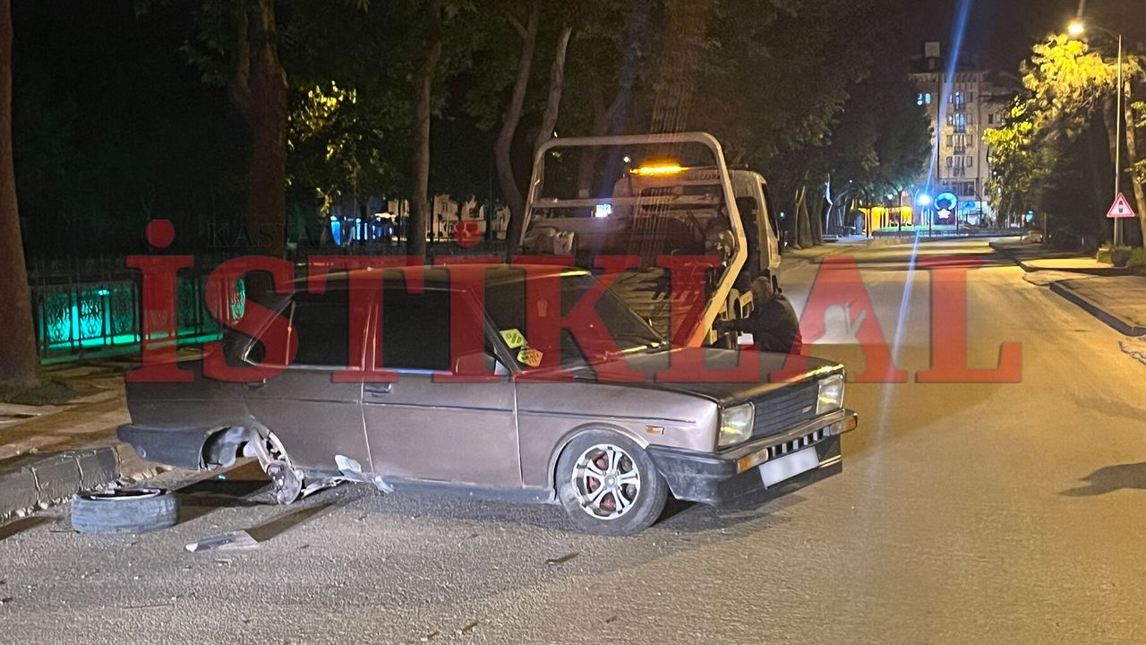 Kastamonu’da otomobil kaldırıma çarptı, tekerleği 