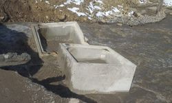 Geçici köprü yıkıldı