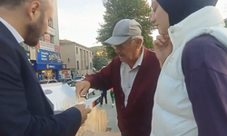 Kastamonu’da din görevlileri kandil nedeniyle lokum dağıttı