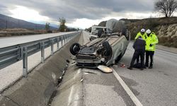 Tosya'da bariyerlere çarpan otomobil takla attı