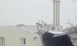 Cami çatısı şiddetli rüzgara dayanamadı