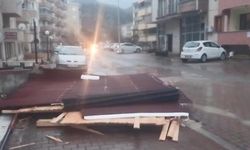 Kastamonu'da etkili olan fırtına çatıları uçurdu!