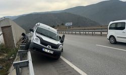 Tosya'da hafif ticari araç bariyerde asılı kaldı