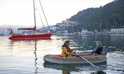 Bu aile teknede yaşıyor! Oğulları okula botla gidiyor