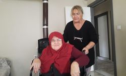 Cide’de yaşlı kadın tekerlekli arabasına kavuştu