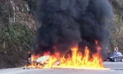 Cide'de seyir halindeki otomobil alev alev yandı