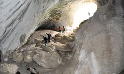 Üniversitesi öğrencileri, buz sarkıtların bulunduğu mağarada ders gördü