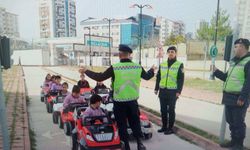 İlkokul öğrencileri trafik konusunda bilinçleniyor