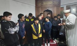 Camiye Teravihe gelen çocuklar ödüllendiriliyor
