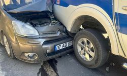 Kastamonu'da ticari araç polis otosuna çarptı