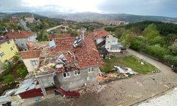 Kastamonu’da çıkan fırtınada bir evin çatısı uçtu
