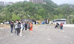 Üniversite öğrencileri sahile inerek çöp topladı