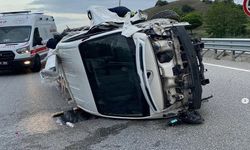 Tosya'da kaza: Eşya yüklü kamyonet devrildi!