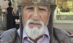 Sultan Alparslan Torunu asker kıyafetiyle cuma namazında!