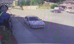 Komşuda motosiklet ile otomobilin çarpıştığı kaza kamerada