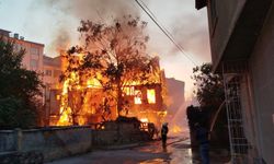 Sinop'ta çıkan yangında bir ev yandı, iki ev zarar gördü