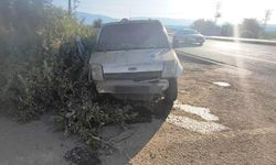 Sinop'ta hafif ticari araç toprak yığınına çarptı, 3 kişi yaralandı
