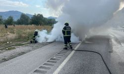 Çorum'da seyir halindeyken otomobilde çıkan yangını itfaiye ekipleri söndürdü