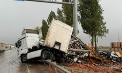 Tosya'da feci kaza: Makaslayan TIR bariyerlere çarptı!
