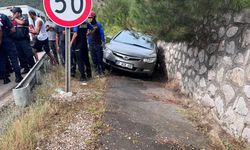 Kastamonulu sürücü Karabük'te duvara çarptı: 3 yaralı!