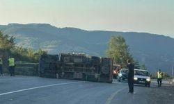 İnebolu'da saman yüklü kamyon yola devrildi