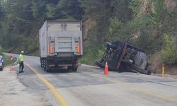 Kastamonu Karayolları’na ait asfalt yüklü kamyon devrildi: 3 yaralı