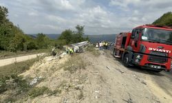 GÜNCELLEME - Düzce'de tırla otomobilin çarpıştığı kazada 3 kişi yaşamını yitirdi, 1 kişi yaralandı