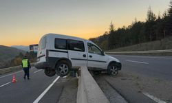 Hafif ticari araç beton bariyerlerde böyle asılı kaldı!