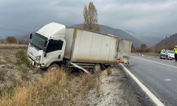 Kastamonu'da Bakanlık kamyonu kaza yaptı, kitaplar yola saçıldı!