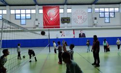 Cide'de minik sporcuların voleybol eğitimlerine devam ediliyor