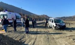 Kastamonu'da otomobil önce tabelaya sonra refüje çaptı